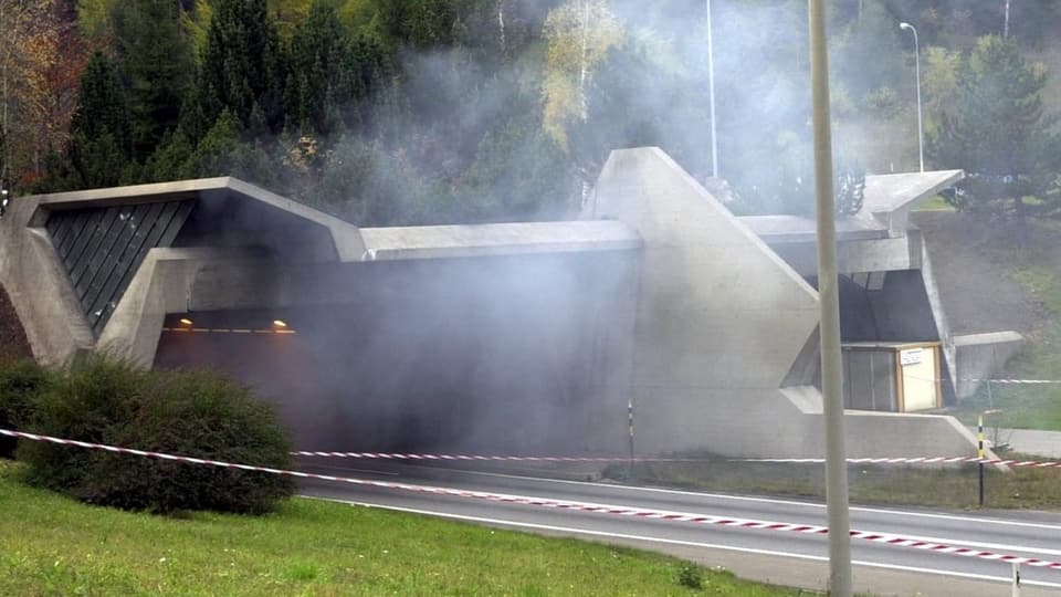Grauer Rauch kommt aus dem Tunnelportal zur Einfahrt in den Gotthard.