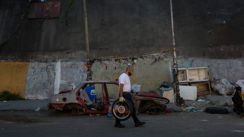 Mann schleppt Rad in Armenviertel von Caracas, Februar 2021