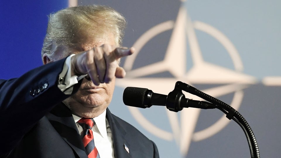 Donald Trump vor dem Logo der NATO