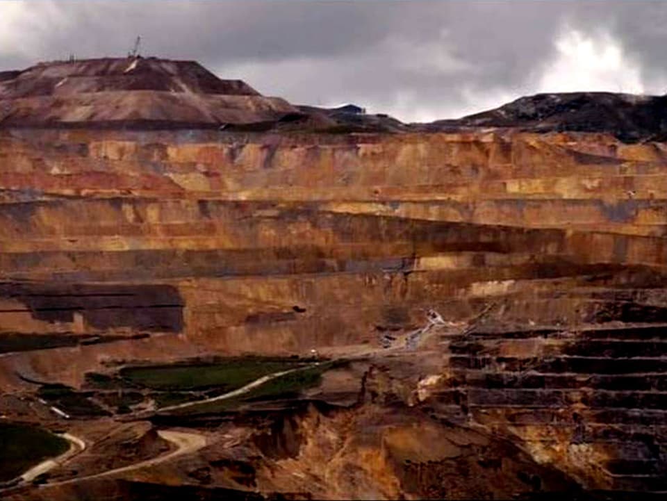 Die Berge von Peru: Durch den Abbau von Gold sehen sie aus, wie wenn sie bluten würden.