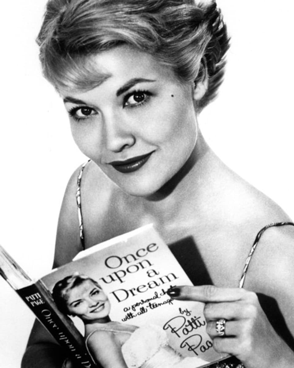 Patti Page mit ihrer Biographie «Once upon a dream» in der Hand (1960)