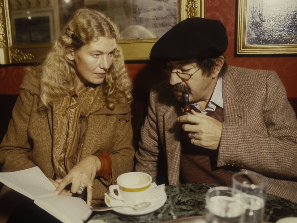 Günter Grass und Ehefrau Ute Grunert an einem Kaffeehaustisch.