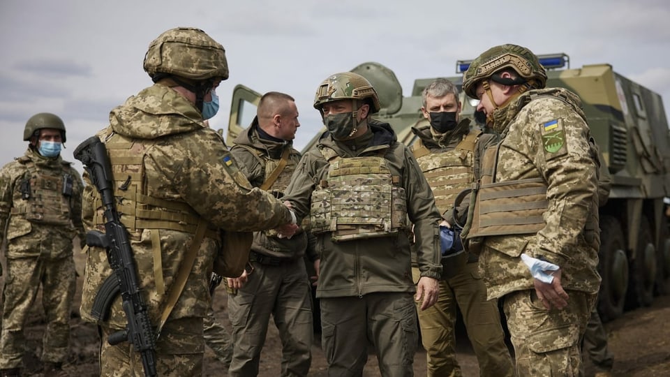 Wolodimir Selenski inmitten von Soldaten