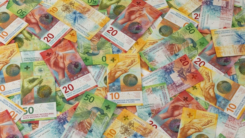 Geldnoten Schweizer Franken auf Tisch ausgebreitet (10er;20er; 50er)