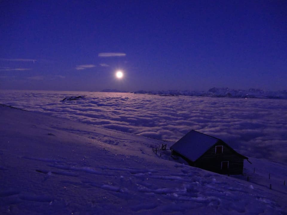Der Mond über dem Nebelmeer am fühen Montagmorgen auf der Rigi Kulm.