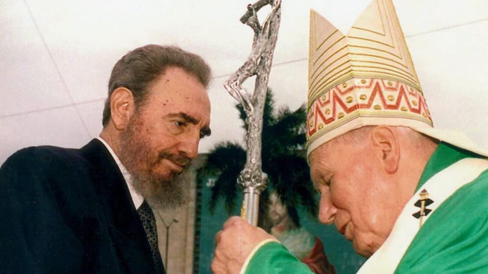 Fidel Castro (links) und Papst Jiohannes Paul II. (rechts) im Jahr 1998