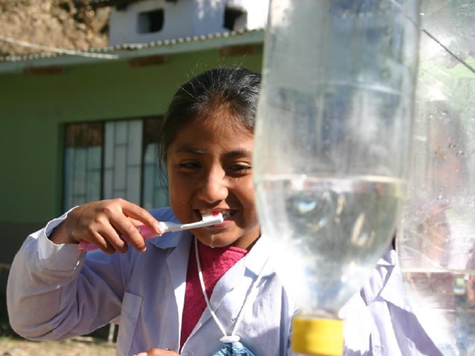 In den Schulen trainieren ausgebildete Gesundheitshelfer die Kinder, einfache hygienische Massnahmen wie regelmässiges Zähneputzen oder Händewaschen einzuhalten.
