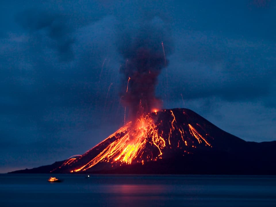 Lava strömt vom Vulkan Krakatau hinunter 