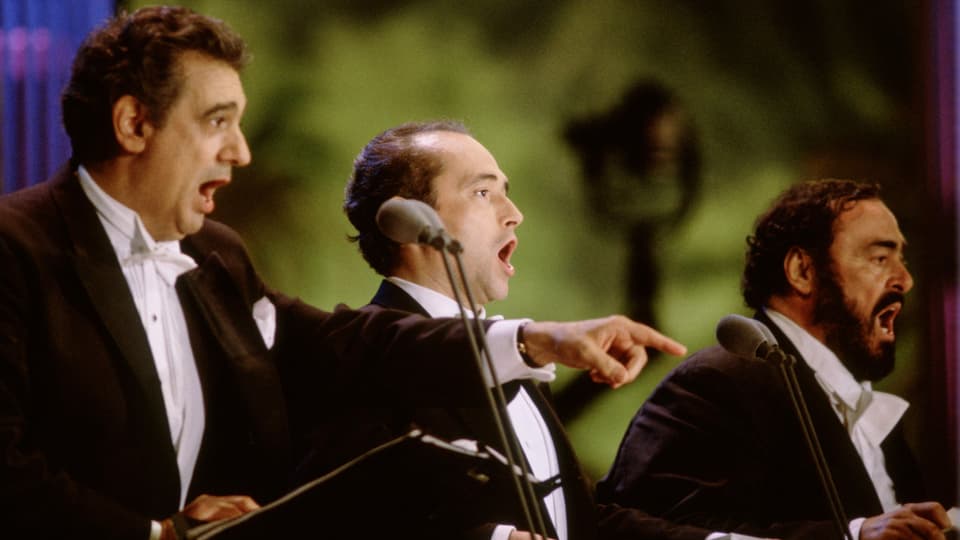 Drei Opernsänger nebeneinander auf der Bühne