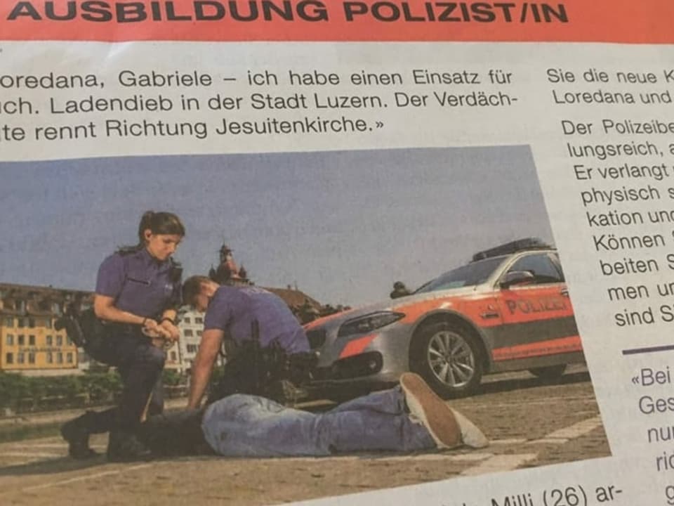 Polizei bei Verhaftung. Polizistin kniet auf der Schulter des Verhafteten.