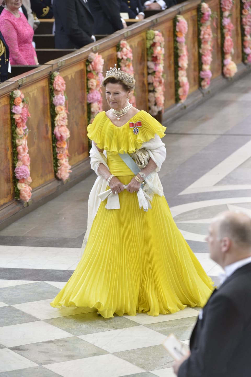 Königin Sonja im gelben Kleid