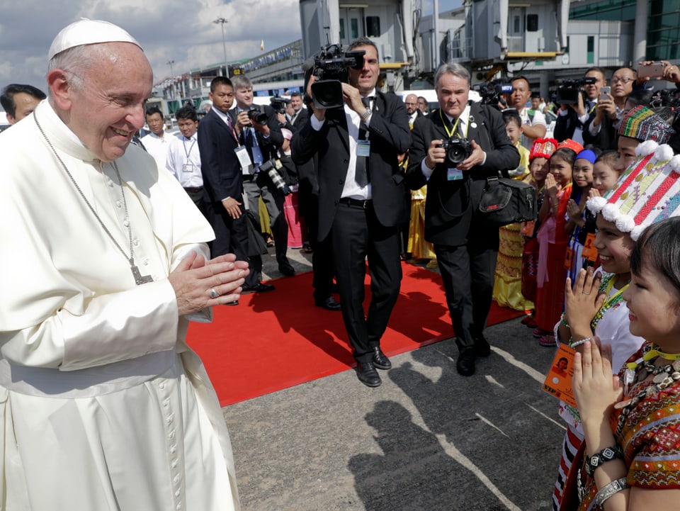 Papst trifft Kinder.