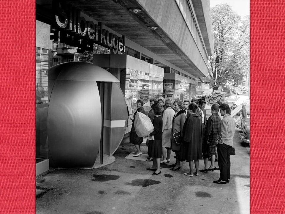 eine schwarz-weiss Aufnahme von Menschen, die vor dem Restaurant Silberkugel anstehen