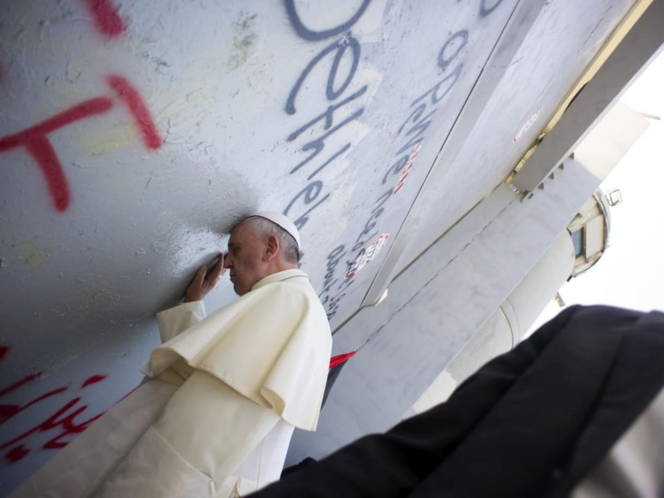 Papst Franziskus betet an der israelischen Trennmauer.