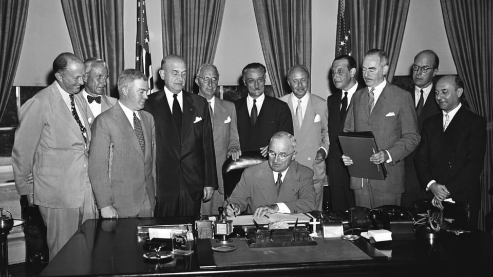 US-Präsident unterschreibt im Jahr 1949 den Nordatlantik-Pakt