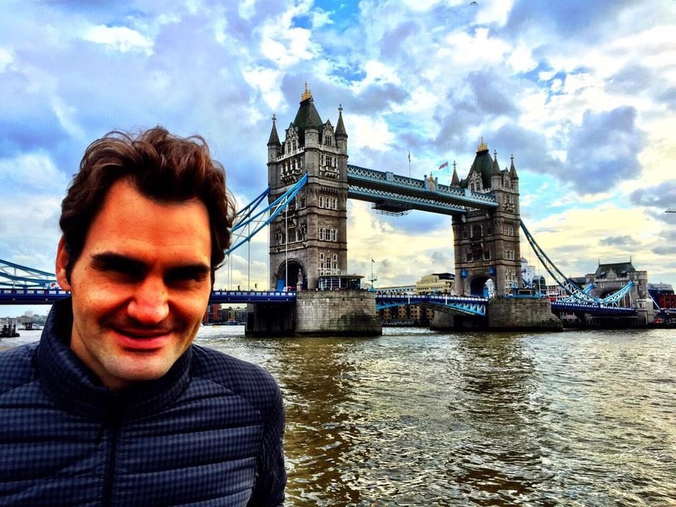Roger Federer in blauer Jacke vor der Tower Bridge.