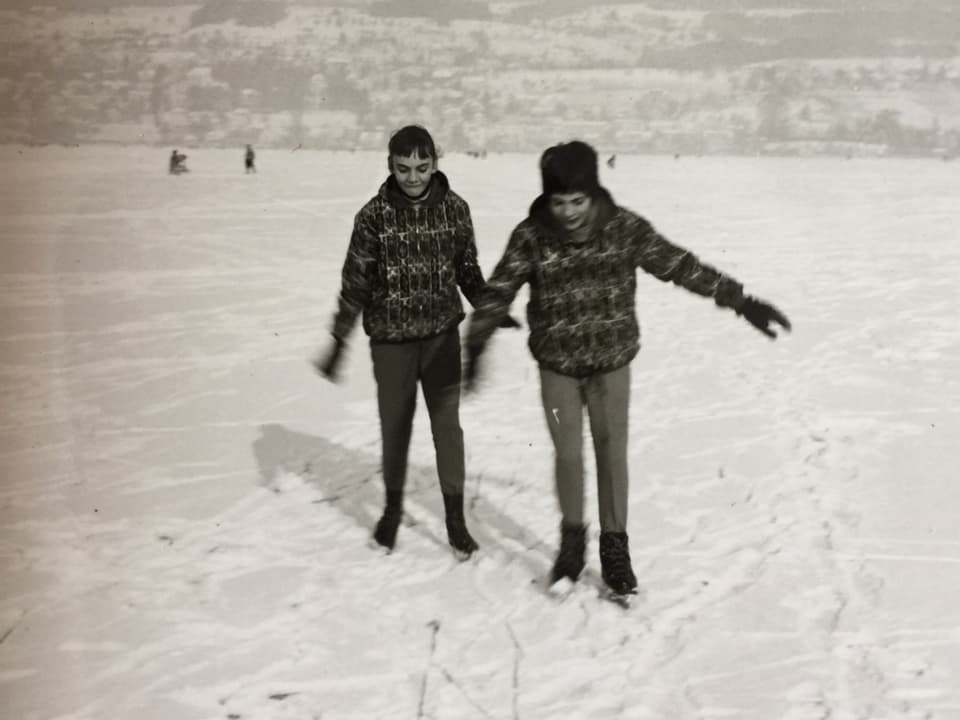 Zwei Mädchen (ca. 14, 15 Jahre alt) auf dem gefrorenen See.