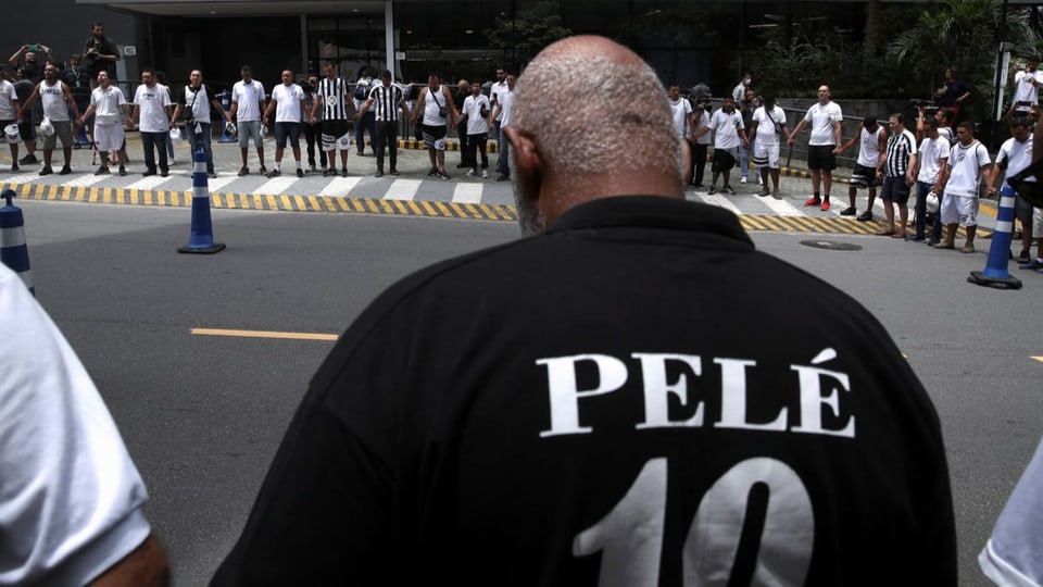 Fans von Pele und seiner ehemaligen Mannschaft Santos vor dem Spital.