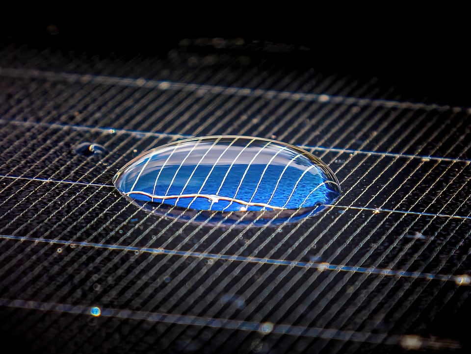 Wassertropfen auf einem Solarpanel.