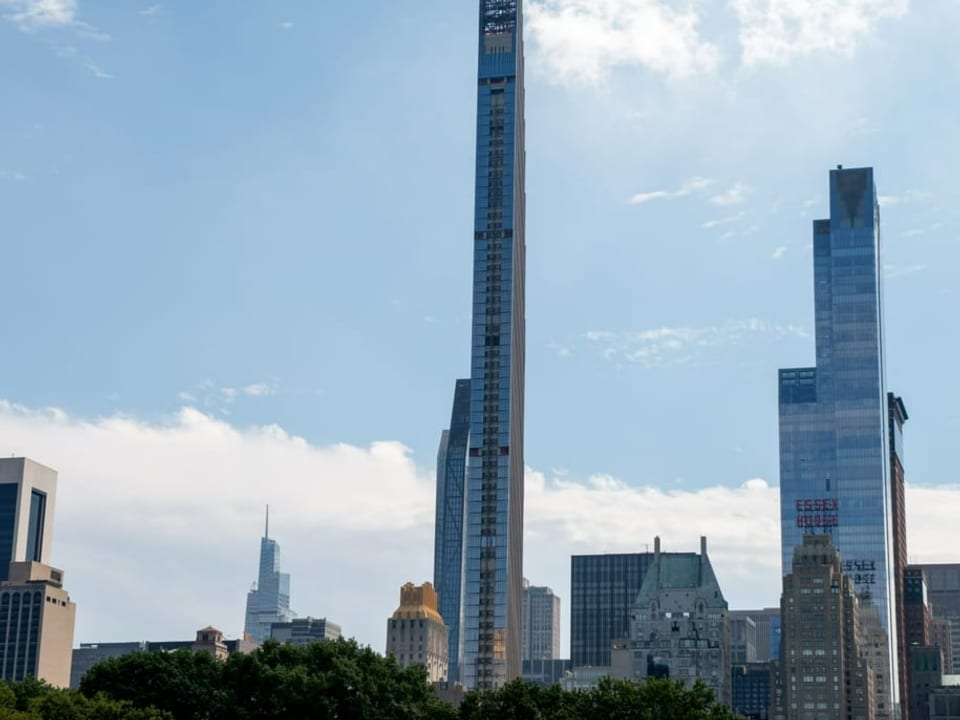 Der Steinway Tower prägt die Skyline von New York.