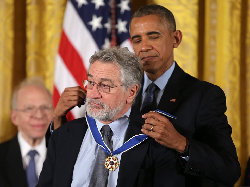 Barack Obama verleiht Robert De Niro die Freiheitsmedaille. 
