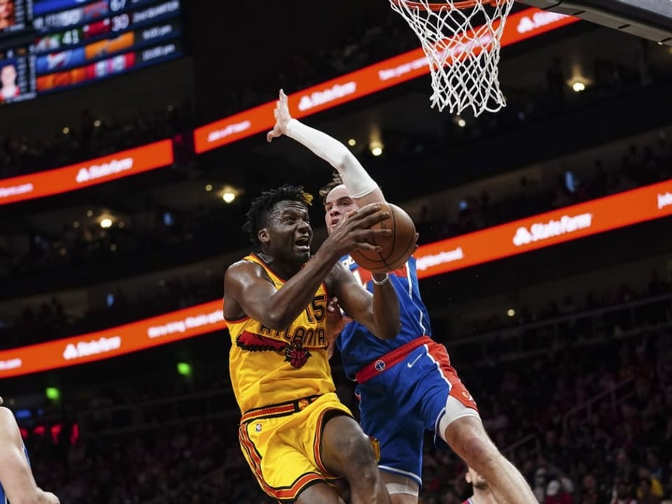 Clint Capela versucht sich unter dem Korb gegen Corey Kispert durchzusetzen.