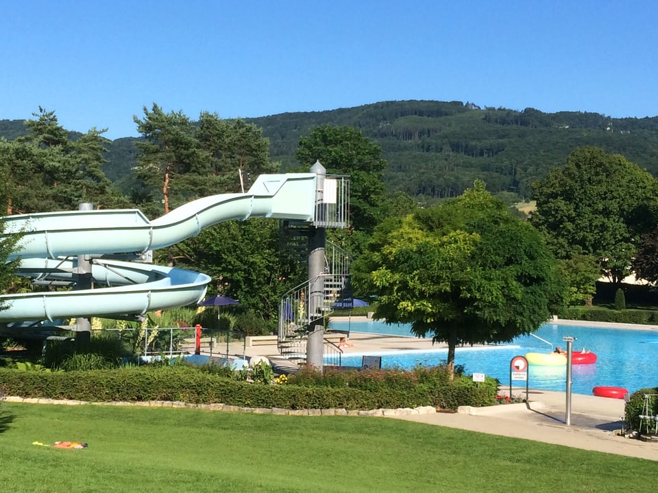 Blick auf das Schwimmbecken und die Rutschbahn des Gartenbades Aesch-Pfeffingen 