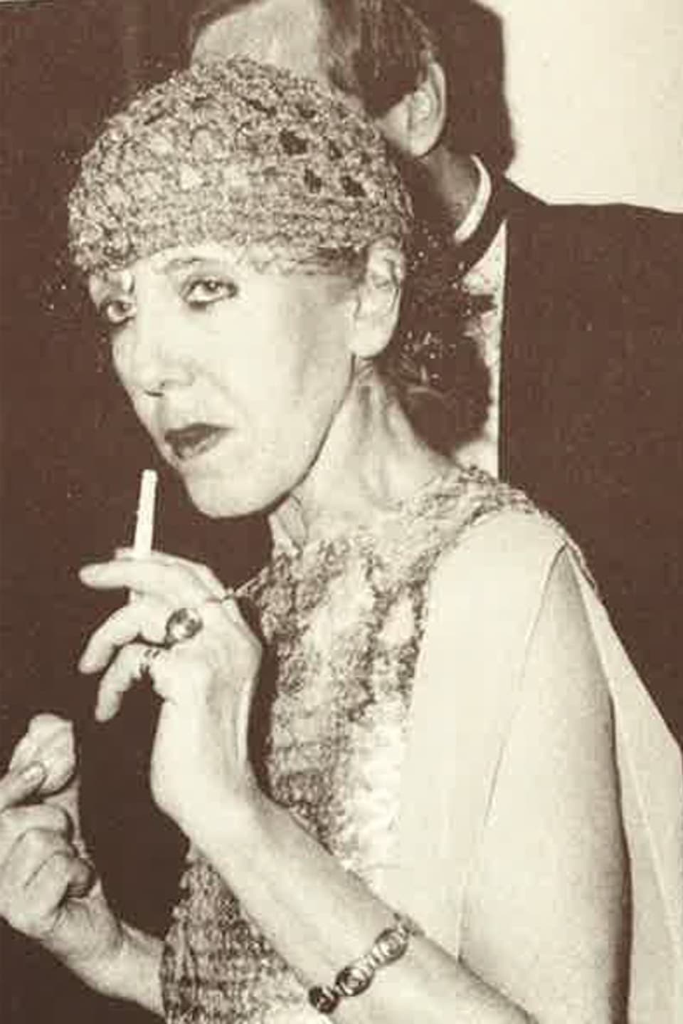 Frau mit auffälligem Hut im Stil der 1920-er Jahre.