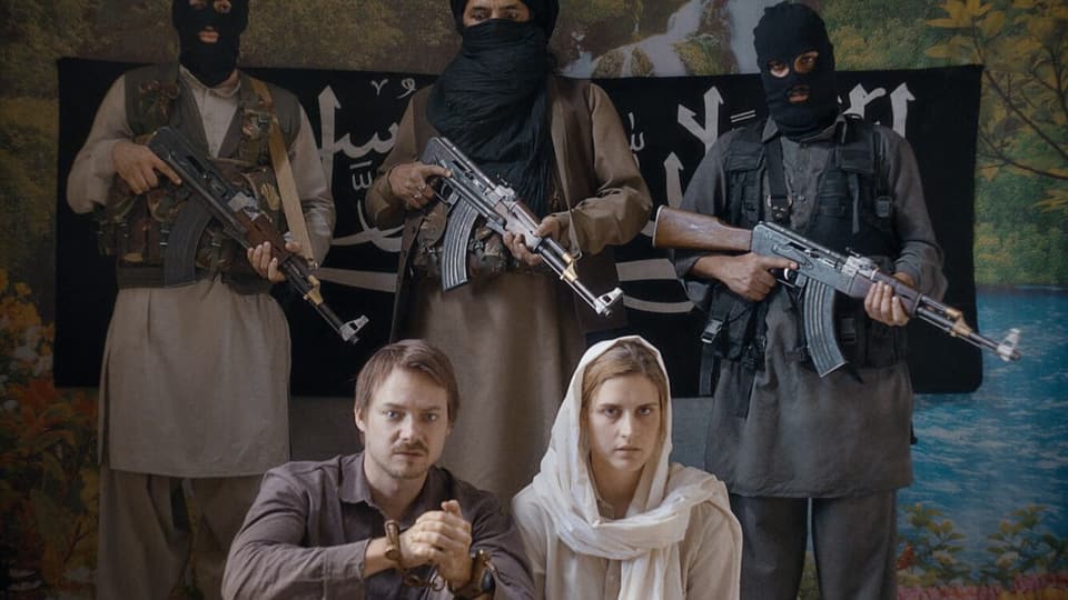 Ein junges Paar, über ihnen drei Taliban mit Gewehren im Anschlag.