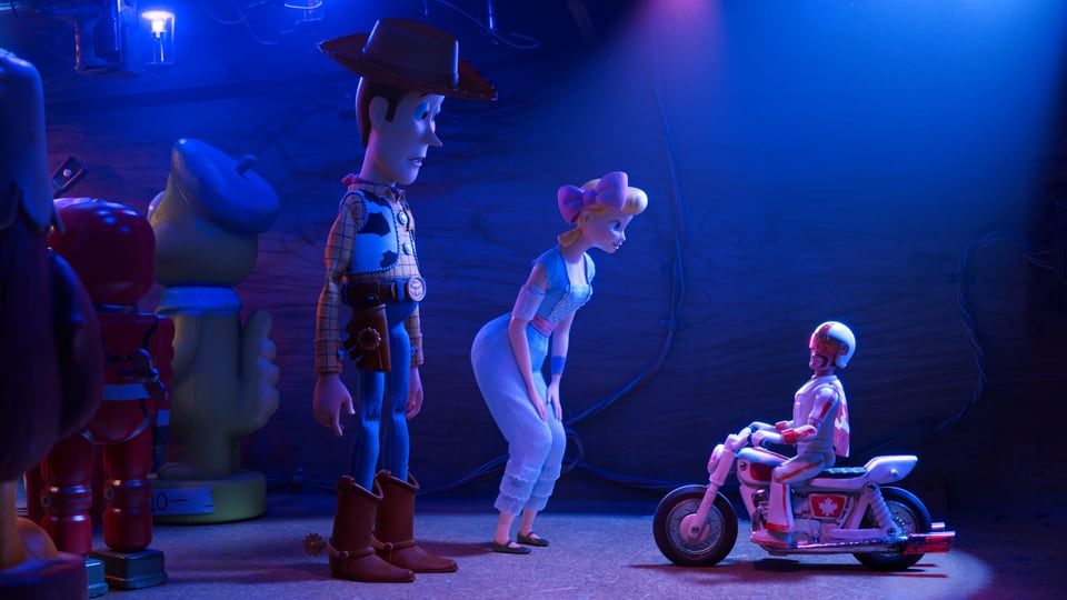 Ein animierter Mann und eine animierte Frau blicken hinunter auf jemanden auf einem Motorrad.