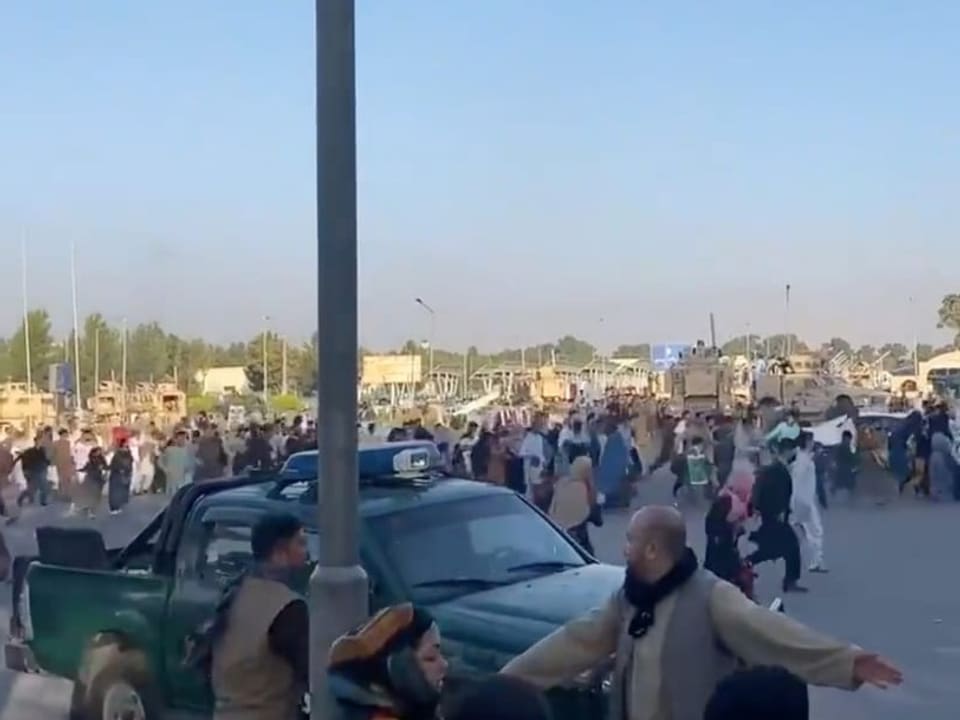 Menschen stürmen den Flughafen von Kabul.