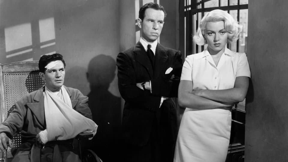 Schwarz-weiss Bild aus den 50ern mit zwei Männern und einer blonden Frau im weissen Kleid