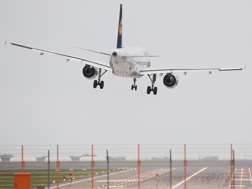 Ein Flugzeug der Lufthansa landet in Schräglage