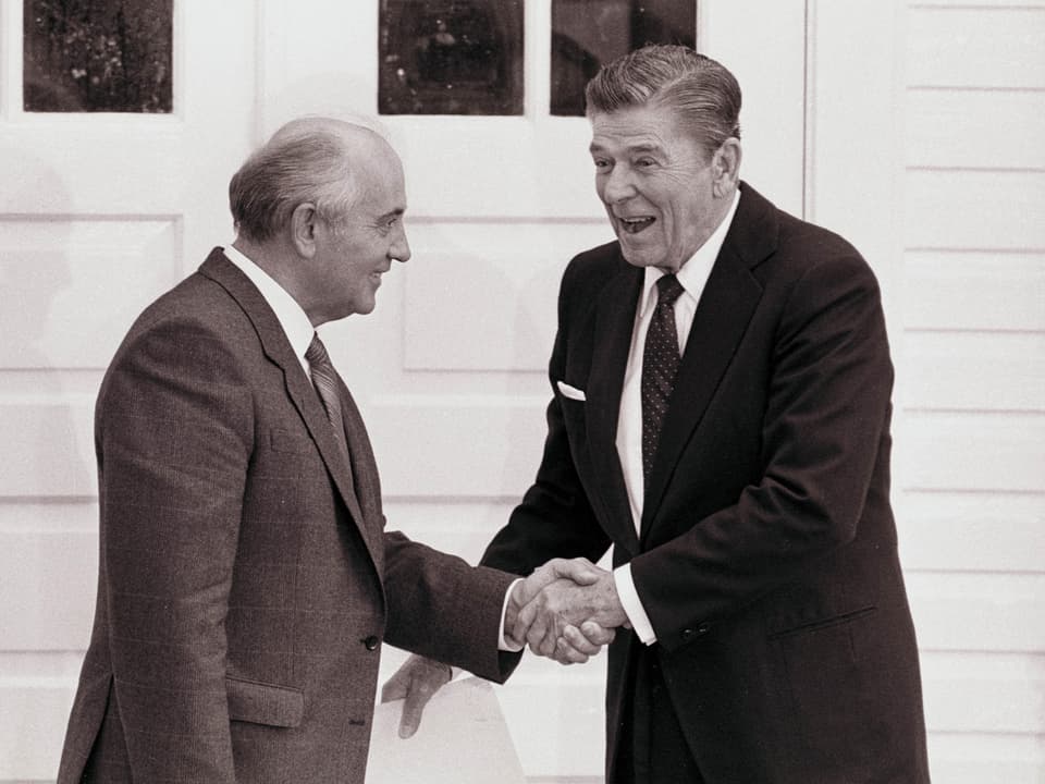 Das Bild zeigt einen Händedruck zwischen Gorbatschow mit dem damaligen US-Präsidenten Ronald Reagan in der finnischen Hauptstadt Reykjavik (1986). (reuters)