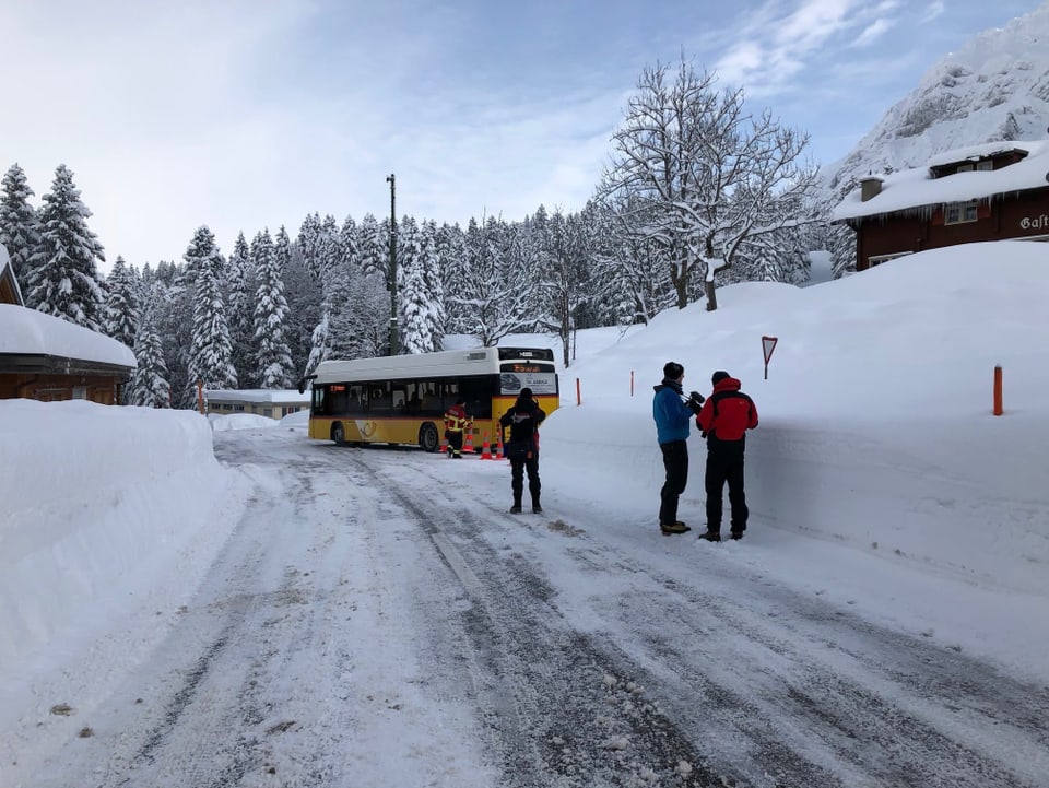 Postauto fährt.