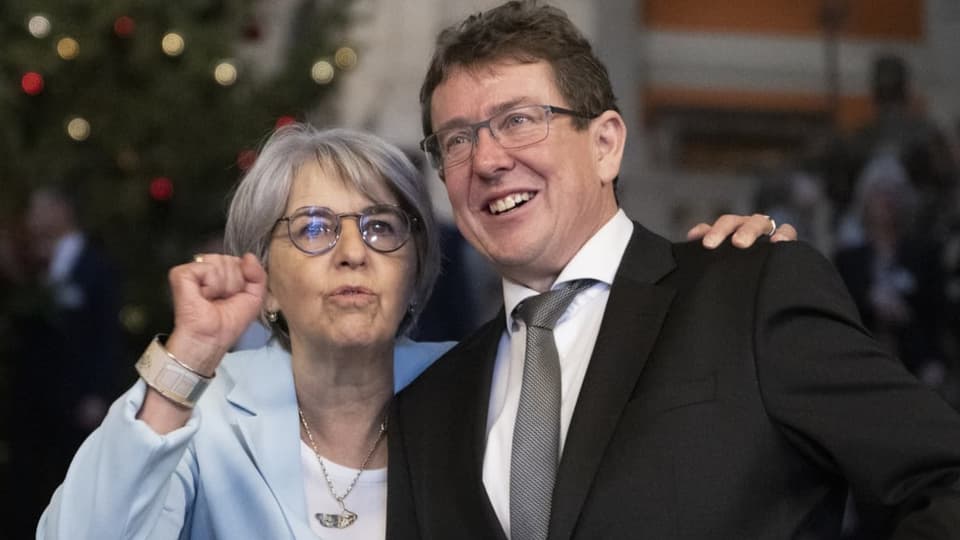 Elisabeth Baume-Schneider (SP/JU) und Albert Rösti (SVP/BE), freuen sich zusammen nach ihrer Wahl in den Bundesrat.