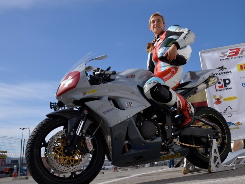 Sabine Holbrook posiert auf ihrem super Motorrad
