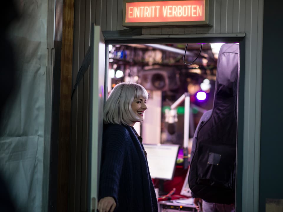 Moderatorin Tina Nägeli öffnet Dabu die Tür zur Glasbox.
