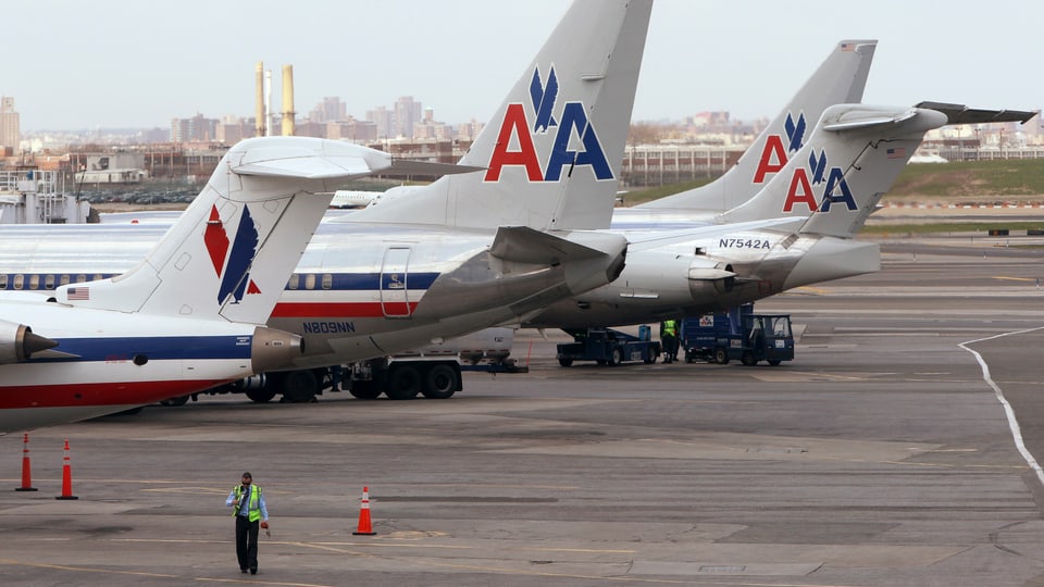 Flugzeuge der American Airlines auf dem Rollfeld