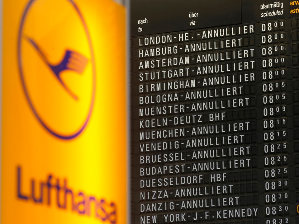Abflugtafel voll mit annulierten Lufthansa-Flügen
