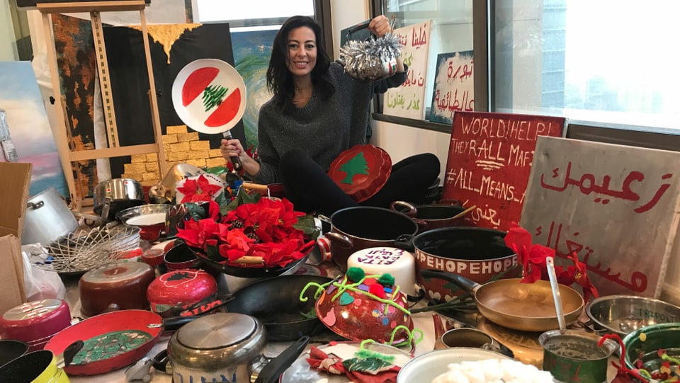 Künstlerin Hayat Nazer in ihrem Atelier in Beirut. Sie hat Libanesinnen und Libanesen aufgefordert, alte Pfannen mit ihrem Namen, Wohnort und ihren Wünschen für Libanon zu  bemalen. Daraus will sie einen Weihnachtsbaum bauen, der ein Zeichen für Einigkeit und Frieden setzt.