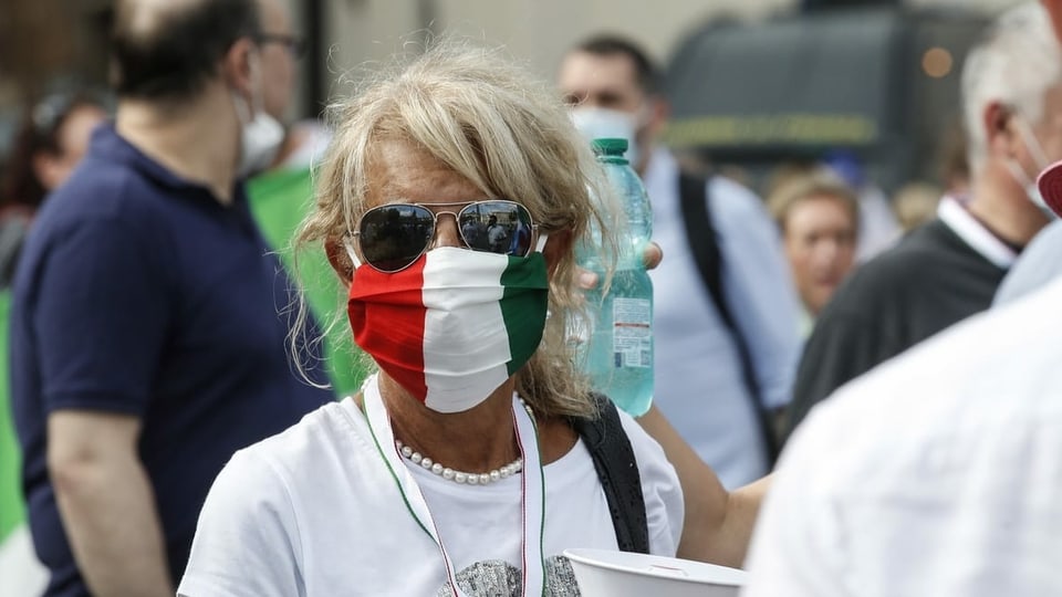 Eine Italienerin trägt eine Mund-Nasen-Maske in den Nationalfarben.