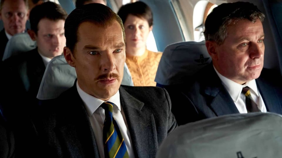 ein Mann im Anzug sitzt in einem Flugzeug