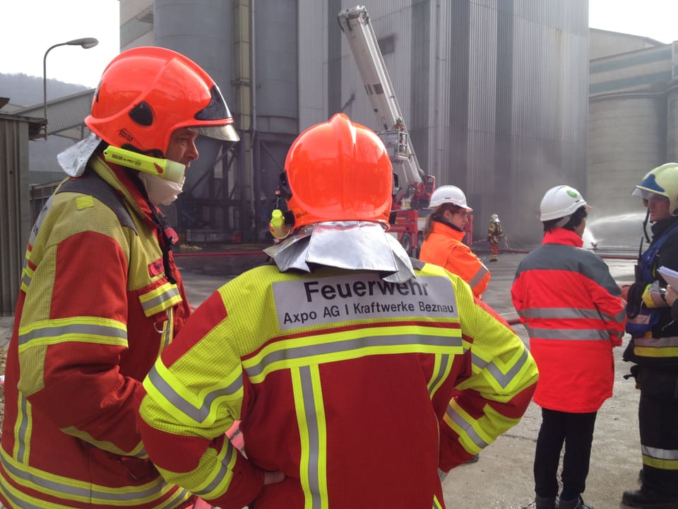 Feuerwehrleute der Betriebsfeuerwehr Kraftwerk Beznau im Gespräch