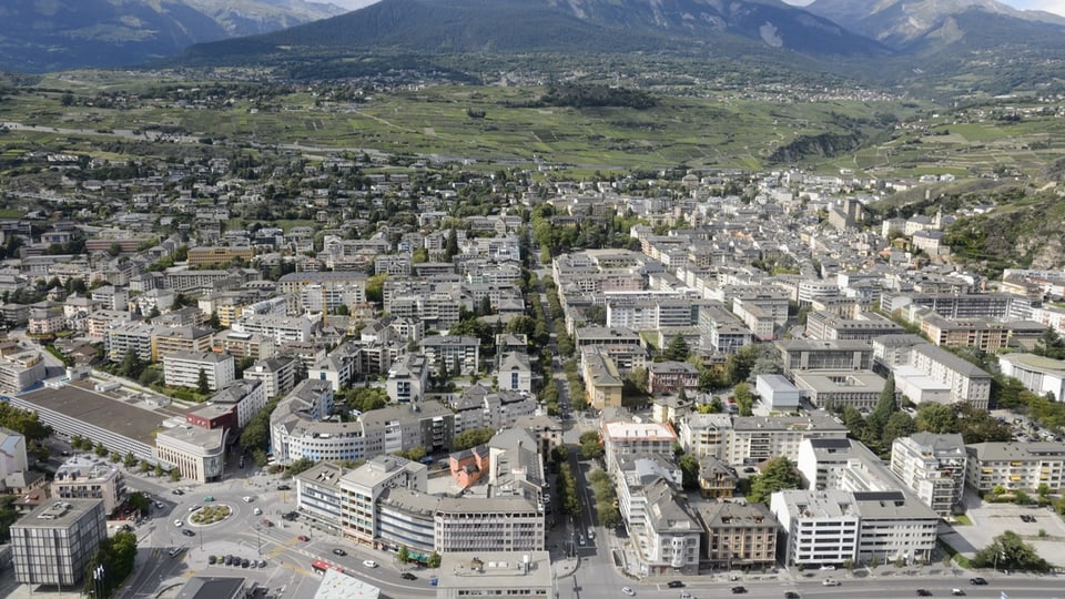 Luftaufnahme der Gebäude im Stadtzentrum von Sion.