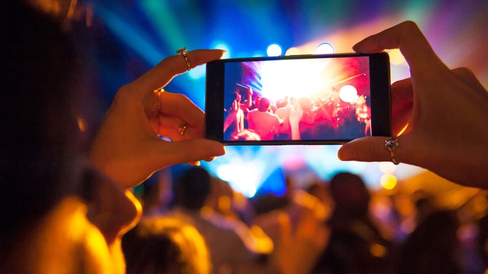 Smartphones beim Popkonzert: Ohren zu, Handys an?