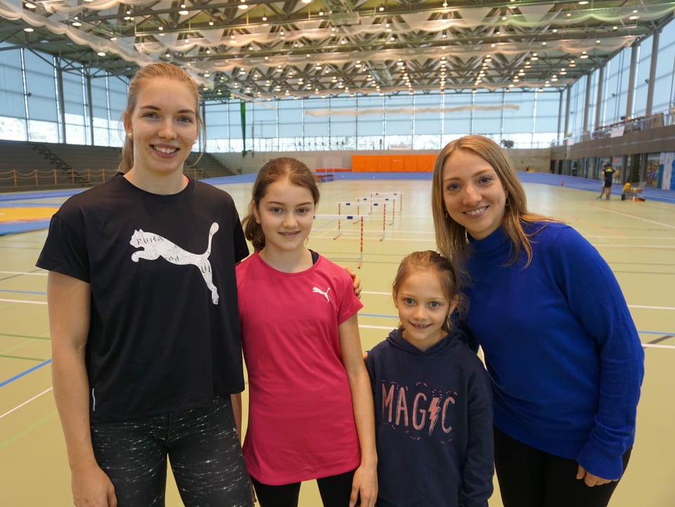 Géraldine Ruckstuhl in einer Turnhalle.