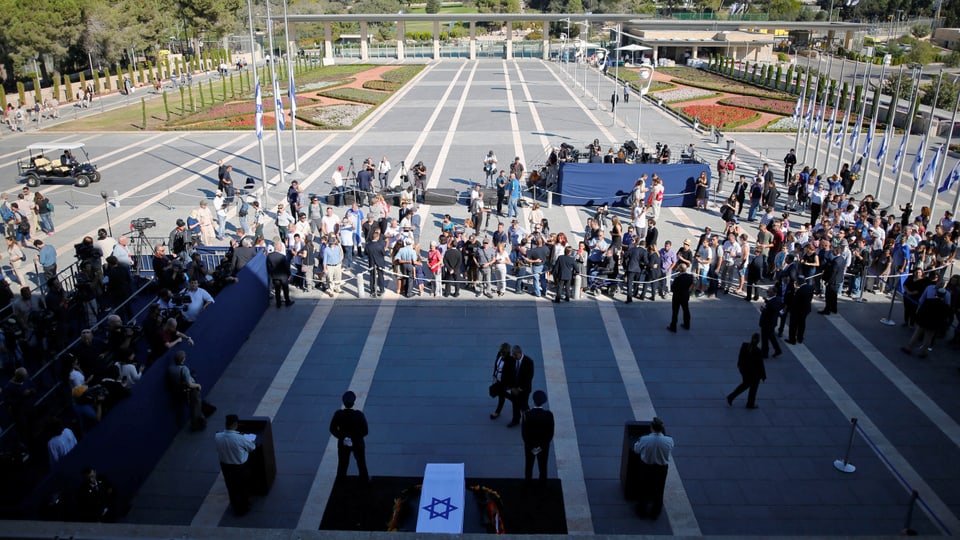 Der Platz vor dem israelischen Parlament füllt sich. Menschen drängen zu Peres' Sarg.