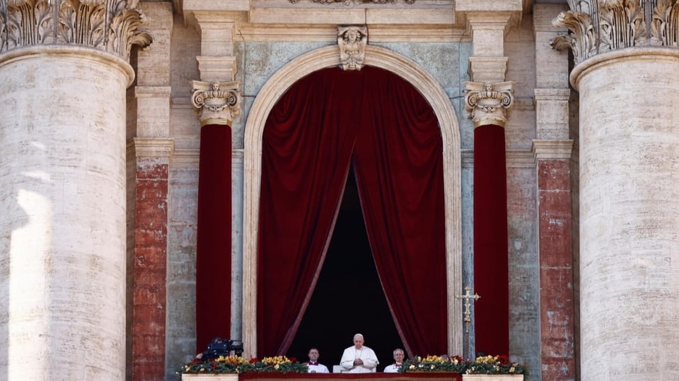 Papst spricht vor Menge auf Balkon (Grossaufnahme)