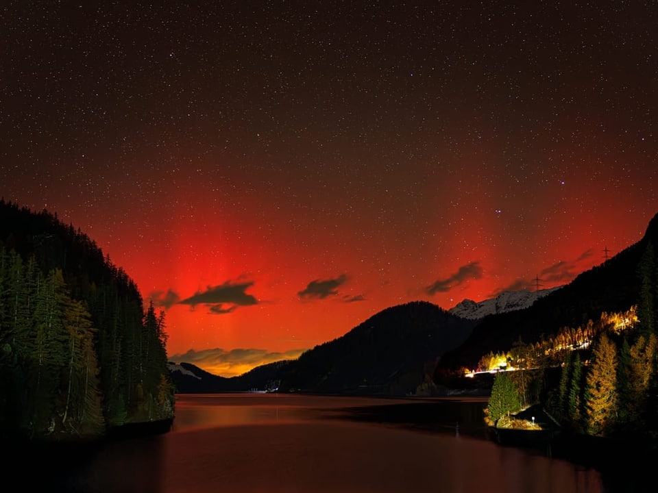 Roter Himmel über einem See